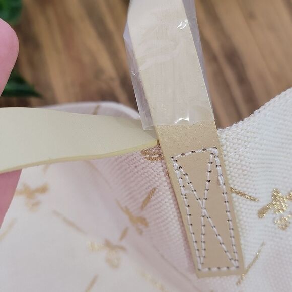 Shiraleah. Chicago. Chic Designer Tote Bag with Bees. Cream and Gold. NWT - Picture 6 of 9